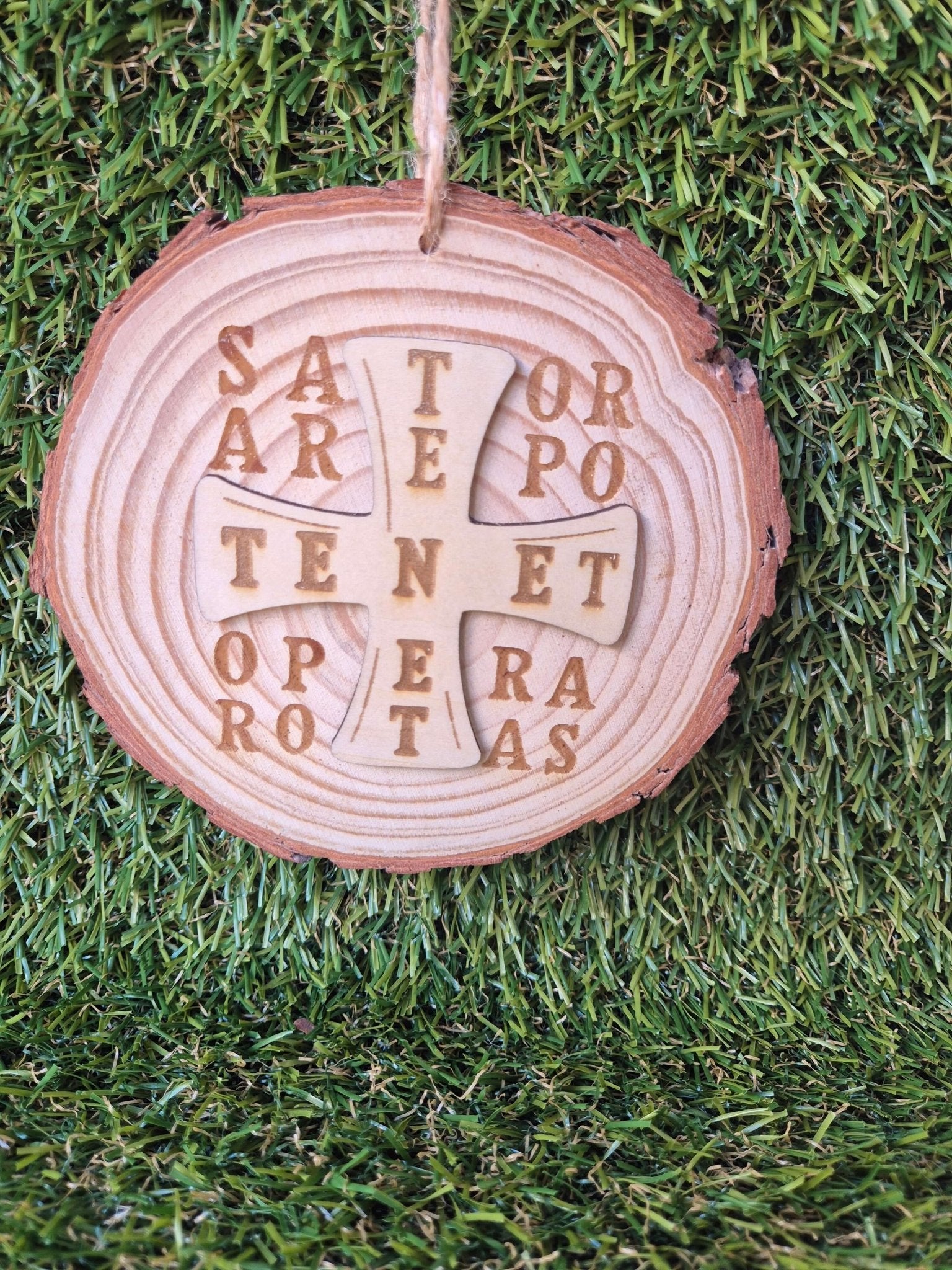 Cruz Sator o Rueda del Destino en Madera - Amuleto de Protección y Equilibrio AmuletoTienda esotérica Málaga - La Tienda de Tata Magic: tienda Esotérica en Málaga